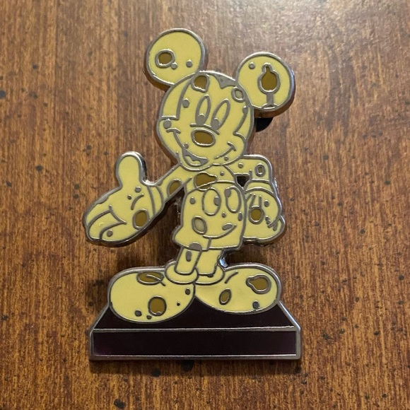 Mickey Mouse Big Cheese Trade Pin - Picture 2 of 7
